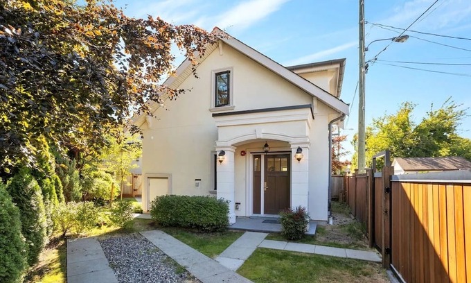 Oakridge Casa | ChicVilla New 3 bedrooms 2 baths private yard 8 min walk to Langara Canadaline