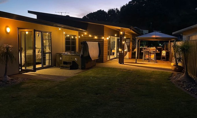 Ohope Casa | Spacious Home with Spa Sleeps - 12 in Ōhope. 2min walk to Harbour, 5min to Beach