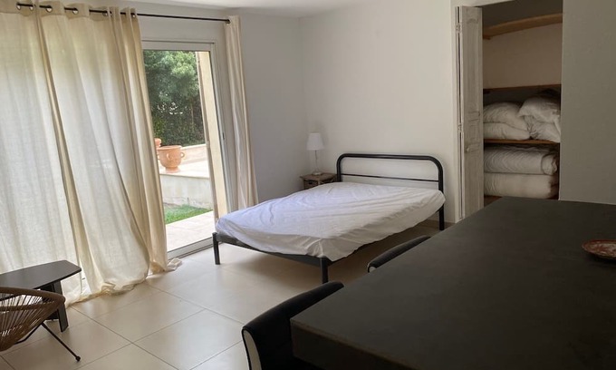 La Colle-sur-Loup Apartamento | Quiet studio, large plot, terrace, 10 minutes from the sea.