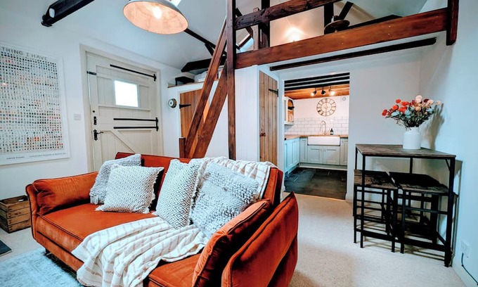 Leatherhead Apartamento | Stylish 1BD Cottage with Fireplace | Parking