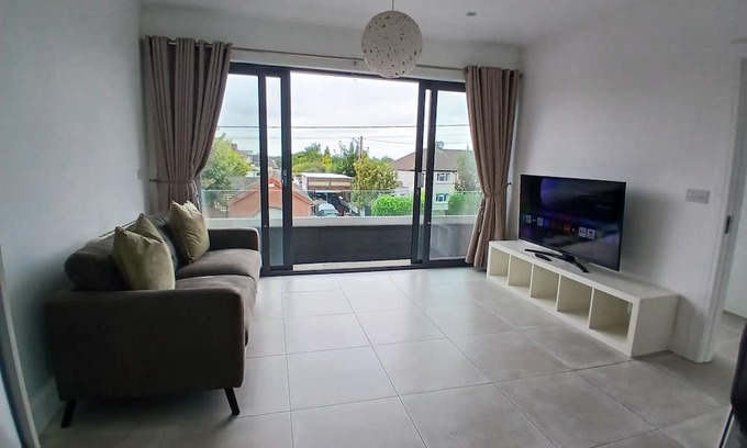 Dublin Apartamento | Newly Refurbed 2BD W/Wraparound Balcony,5k to City