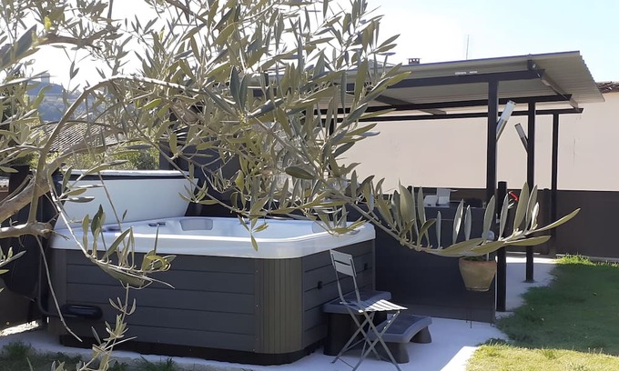 Saint-Martin-d'Ardeche Cama Y Desayuno | Guest Room 'A L'ombre Des Amandiers - Room 2' with Shared Pool, Communal Garden and Wi-Fi