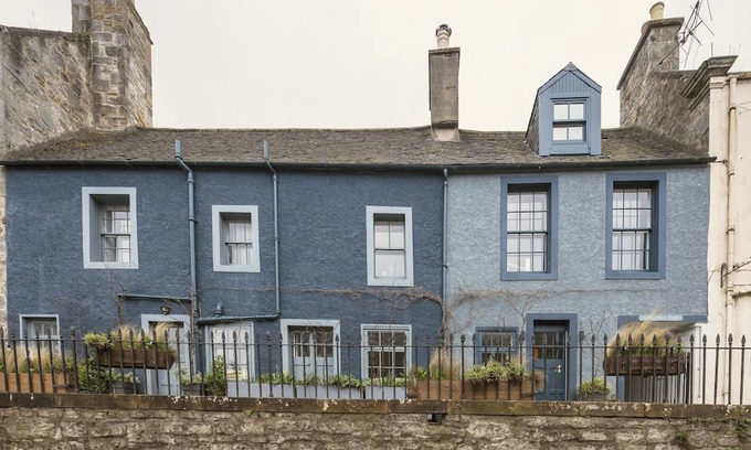 South Queensferry Casa | Historic 1600s townhouse in South Queensferry with Forth Bridge views and easy Edinburgh access.