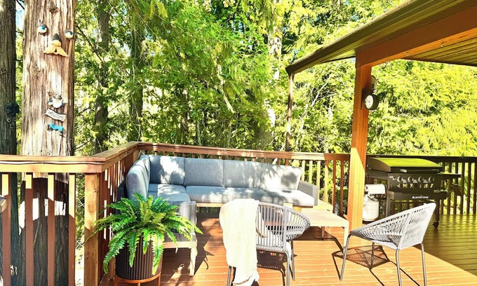Sicamous Cabina | Family friendly Lakefront resort with boat slip