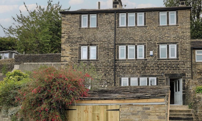 Hepworth Cabaña | HILL TOP COTTAGE, pet friendly, with open fire in Holmfirth