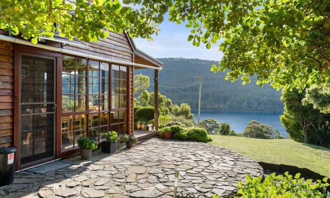Eaglehawk Neck Cabaña | Exclusive Cottage: Views, Gardens, & Fireplaces