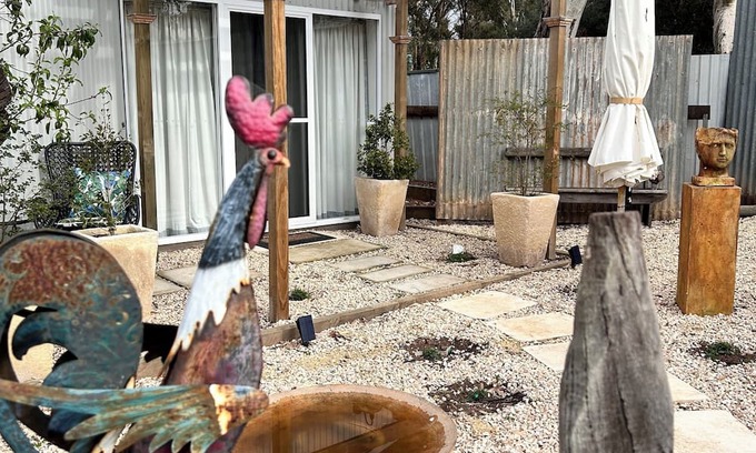 Strathalbyn Apartamento | Hamptons style, studio retreat with light continental breakfast included