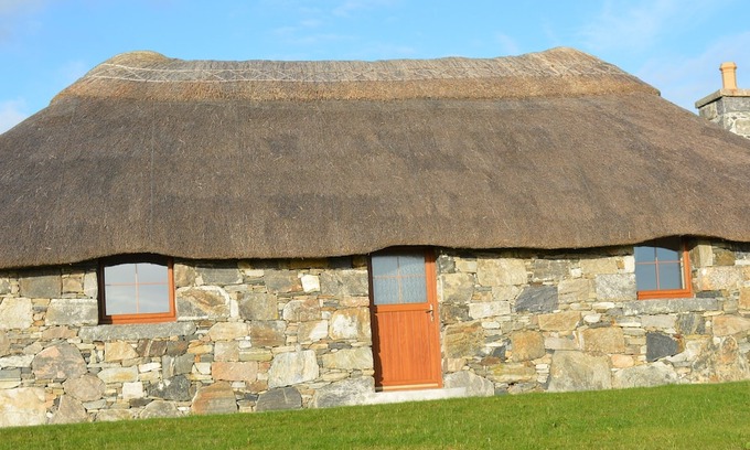Aisgernis Cabaña | Thatched Cottage near beach, Luxury Rooms, Fully kitted kitchen, drying room,