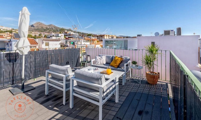 Malaga-Este Chalet De Esquí | Casa con terraza en azotea en la playa - TCM