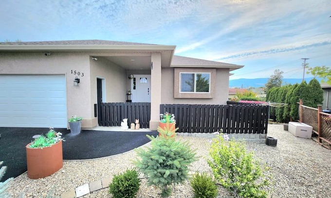 Black Mountain Casa | Kelowna full level luxury 31 minutes to big white ski lifts 16 minute to airport