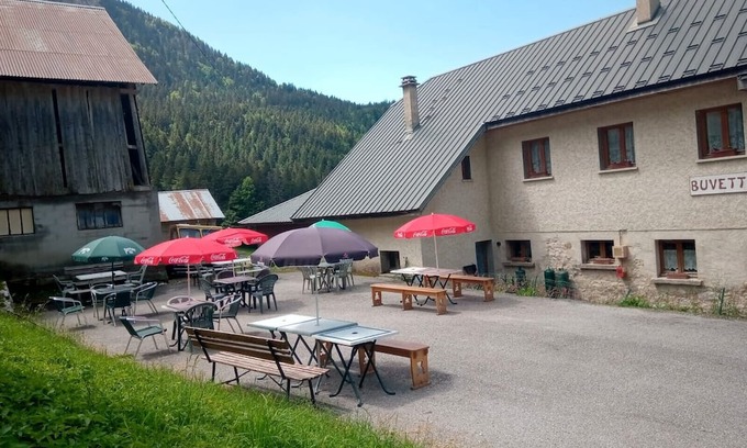 Entremont-le-Vieux Cabaña | Cottage "La Ferme de l’Ours" with Mountain View, Private Terrace and Wi-Fi