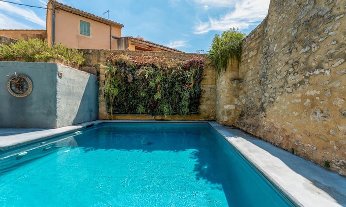 Collias Apartamento | Room '14' with shared pool, Wi-Fi and air conditioning
