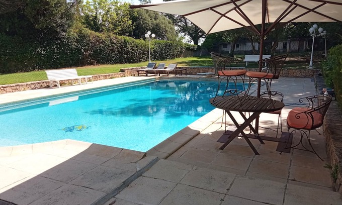 Brignoles Cama Y Desayuno | Room 'Chambre Jules' with Mountain View, Shared Pool and Shared Terrace
