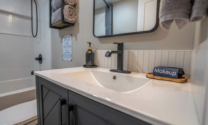 South Central Casa | Luxury Suite Located Downtown Kelowna Minutes away from the beach with Patio