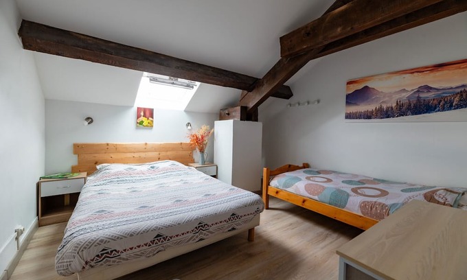 Vassieux-en-Vercors Apartamento | Room 'Les Carlines 7' with Mountain View, Shared Terrace and Wi-Fi