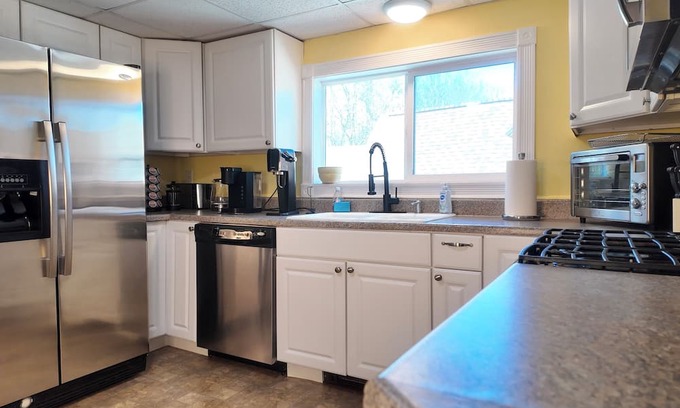 Concord Apartamento | Clean Central Spacious Top Unit w/ Laundry