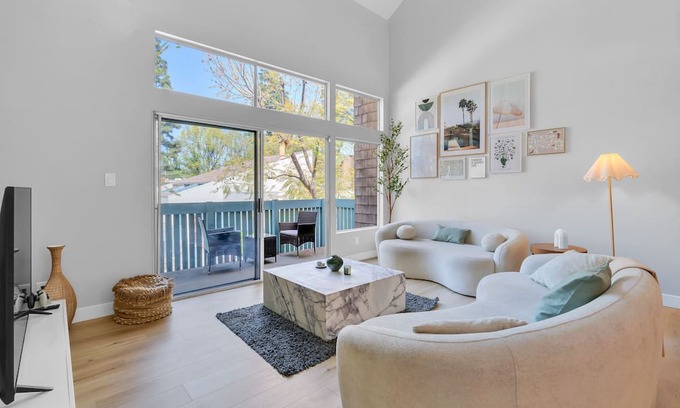 Tarzana Condominio | High Ceilings 3BR with Loft-2 Baths Pool & Jacuzzi