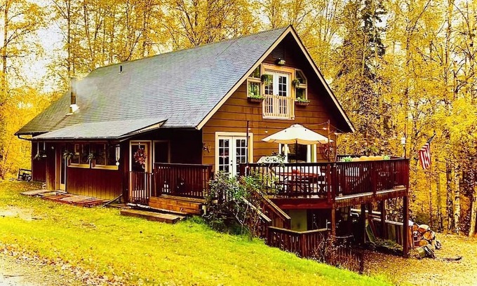 Fairbanks Otro | Relax on this sweet little farm & enjoy Northern Lights from the deck!