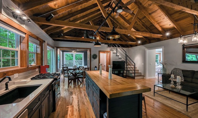 Canton Cabina | RiverRocks Cabin among the Trees. Private Riverfront Rustic/ HotTub