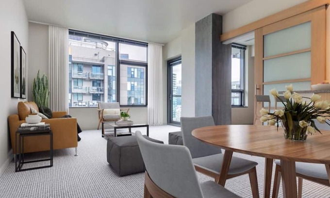 Belltown Condominio | Modern Luxury Living: 2BR Condo at Via 6