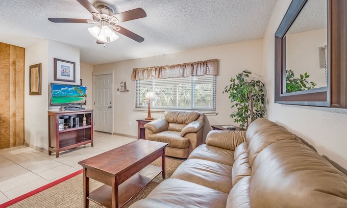 Port Aransas Condominio | Roomy 1 BDRM Large Pool w/ a Private Courtyard and a 5 Min Walk to the Beach