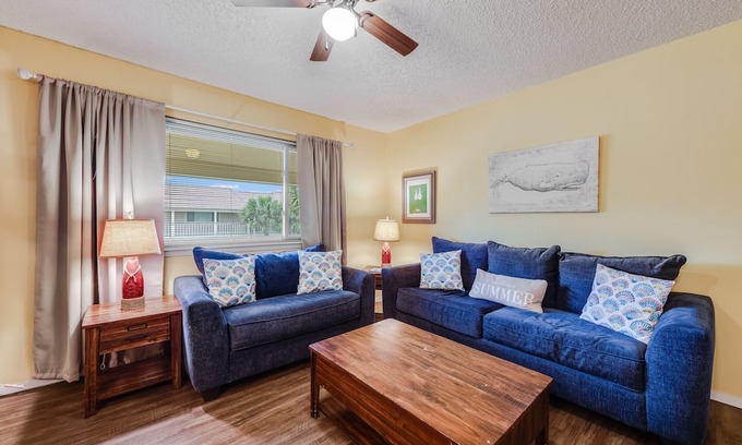 Port Aransas Condominio | Roomy 1 BDRM Large Pool w/ a Private Courtyard and a 5 Min Walk to the Beach