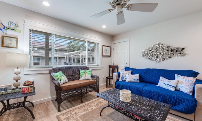 Port Aransas Condominio | Roomy 1 BDRM Large Pool w/a Private Courtyard and a 5 Min Walk to the Beach