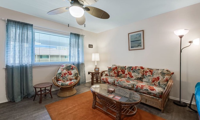Port Aransas Condominio | Roomy 1 BDRM Large Pool w/a Private Courtyard and a 5 Min Walk to the Beach