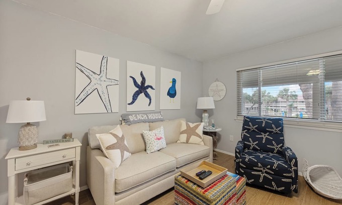 Port Aransas Condominio | Cozy Studio Large Pool w/ a Private Courtyard and a 5 Min Walk to the Beach