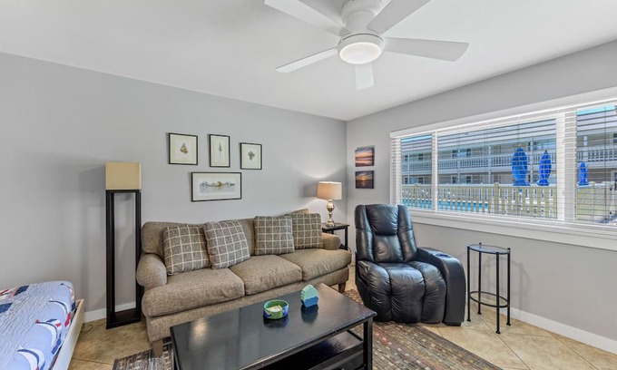 Port Aransas Condominio | Roomy 1 BDRM Large Pool w/ a Private Courtyard and a 5 Min Walk to the Beach