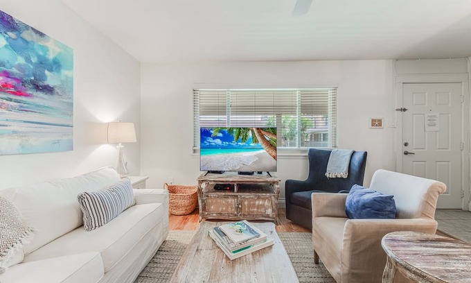 Port Aransas Condominio | Roomy 1 BDRM Large Pool w/ a Private Courtyard and a 5 Min Walk to the Beach