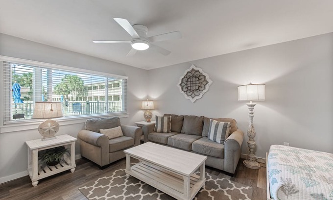 Port Aransas Condominio | Roomy 1 BDRM block from the BEACH Large Pool w/ a Private Courtyard