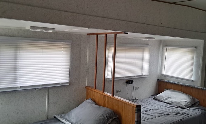 Cloquet Alquiler De RV | Jayco 1 queen 2 doubles lots of living space AC furnace wifi 2tvs fridge stove