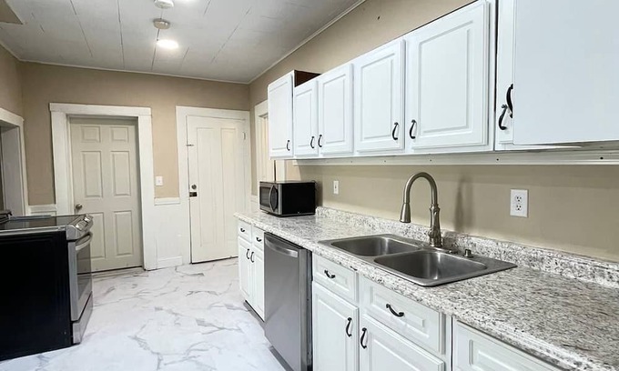 West Washington Casa | Centered downtown for a quick walk/drive to all the city has to offer