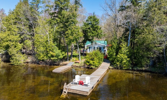 Seguin Cabaña | Serene Lake Cottage Escape
