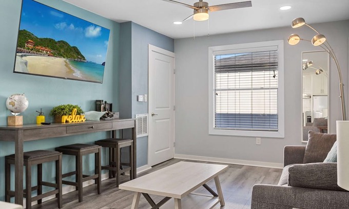 South Central Houston Apartamento | 2BD Unique HTX: Fast Wi-Fi, Free Parking, Full Gym