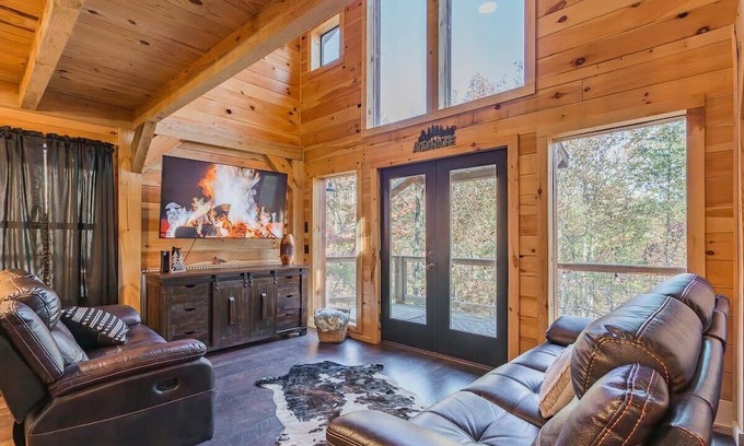 Trenton Cabina | Rusko's treetop retreat w/ Hot Tub & Nature Views