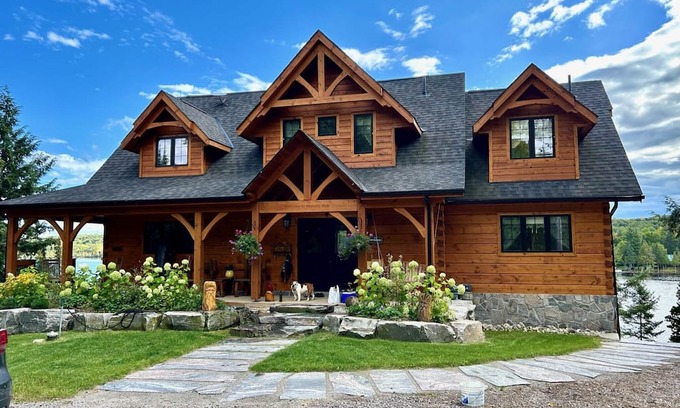 Magnetawan Cabaña | One of a Kind Timber Framed Waterfront Escape w/ Hot Tub!