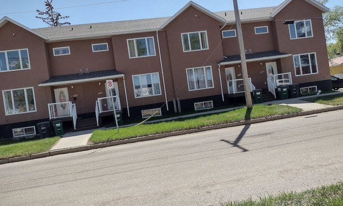 Saskatoon Downtown Casa | 5 BR Townhouse on Duchess.St