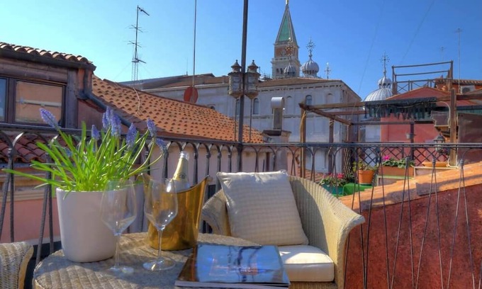 Isola San Giorgio Maggiore Apartamento | Bell Tower at the Rectory (Design House)