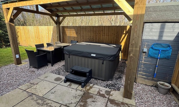 Longtown Apartamento | Cosy modern apartment with private hot tub, family friendly, hiking trails.