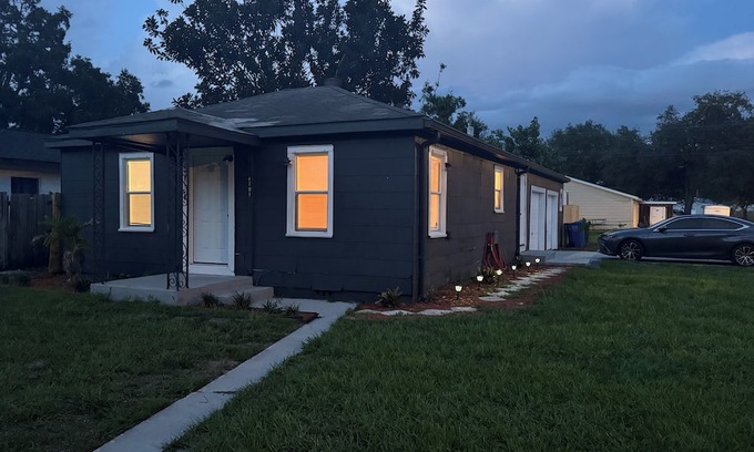 St. Petersburg - Clearwater Casa | Charming 2-bedroom Bungalow with WiFi, AC in close to downtown St. Petersburg