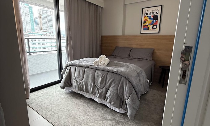 Ponta da Praia Apartamento | Cozy apartment in Santos 1, pet friendly.