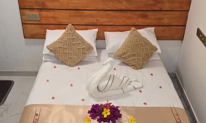 Felidhoo Cama Y Desayuno | Charming 2-bedroom bed & breakfast in lovely Felidhoo with AC