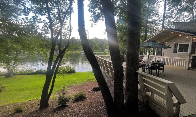 Tamassee Casa | LAKEHOUSE 2-bedroom with dock and outdoor dining in Tamassee