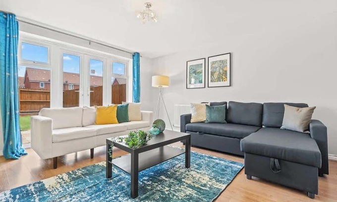 St Neots Casa | Stylish 4 Bedroom House in St Neots w Free Parking