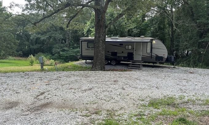 Mountain View Alquiler De RV | 2 Bedroom Camper in the Folk Music Capital-Pet Friendly-Close to Golf Course