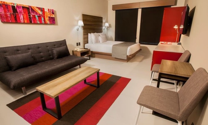 El Tezal Casa | Spacious Cabo Retreat – Walk to Shops, Beaches & the Marina for Dining, Shopping