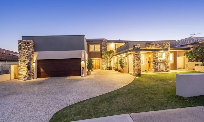 Dianella Casa | 4 Magical Majestic Family Home Sleeps 8 HUGE backyard + parking