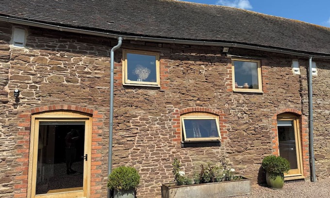 Leominster Cabaña | THE ART HOUSE, romantic, luxury holiday cottage in Stoke Prior